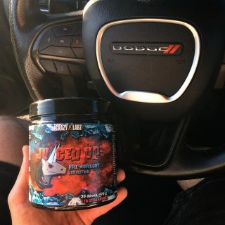 Ideální nejen na cvičení, ale i jako vzpruha na dlouhých cestách za volantem🚘 #preworkoutforlife #crazylabz #juicedup...